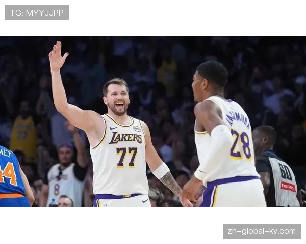 东契奇制造进攻犯规漏判引数钱手势 裁判未响哨成冲突导火索